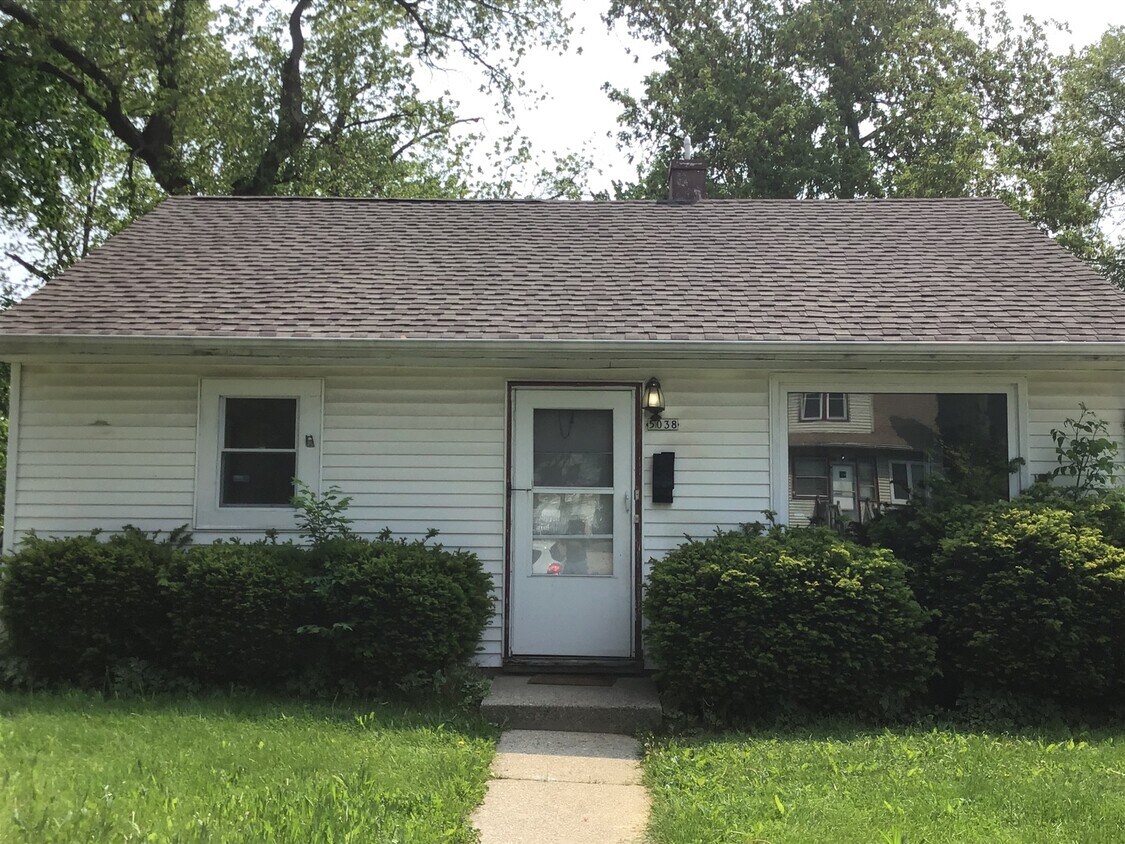 Foto principal - 2 bedroom single family home