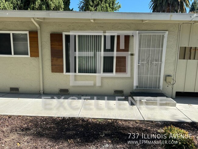 Building Photo - Charming 2/1 Duplex with Modern Amenities