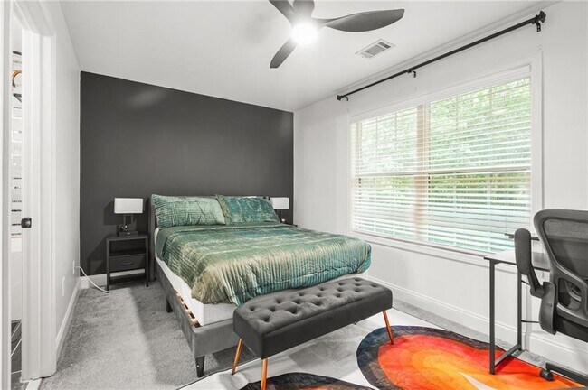 Foto del edificio - 545 Elmwood Rd NW