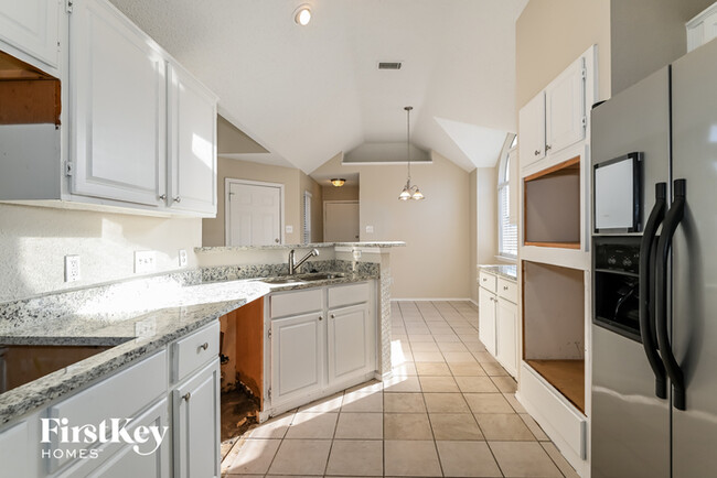 Building Photo - 2525 Hyacinth Dr
