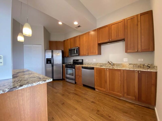 Spacious kitchen with hardwood floors and plenty of counterspace - 1800 Milwaukee