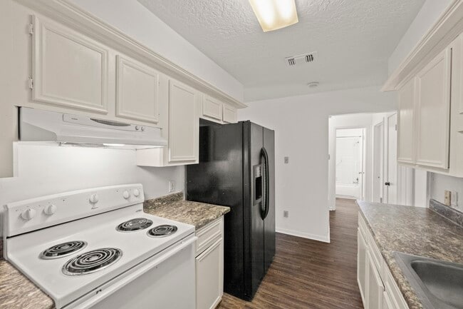 Building Photo - 3004 Manor Ln