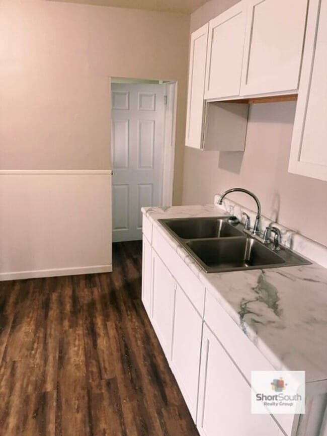 Building Photo - Updated 3 bed 1 bath Upstairs Apartment