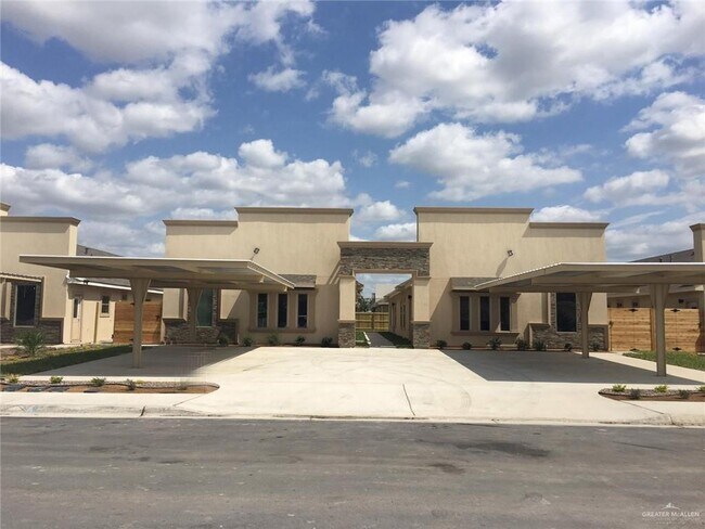Building Photo - 1700 W Smith Dr