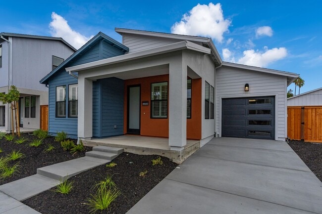 Building Photo - Bright and Beautiful 3 bedroom 2 full bathroom Home! Attached two car tandem garage with large en...