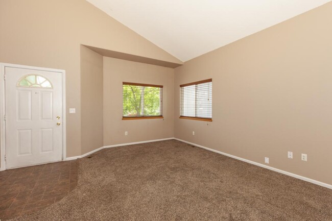 Building Photo - 925 Ptarmigan Circle