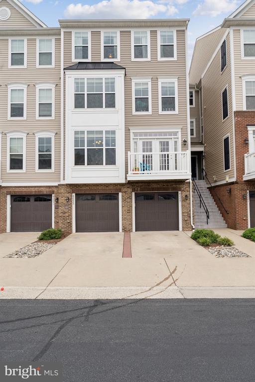 Building Photo - 42227 Canary Grass Square