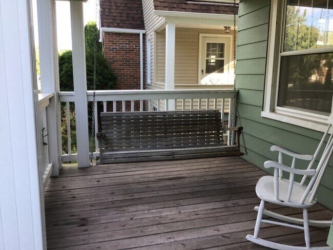 Foto del edificio - BEAUTIFUL 4 BEDROOM TUDOR STYLE HOME IN EUCLID