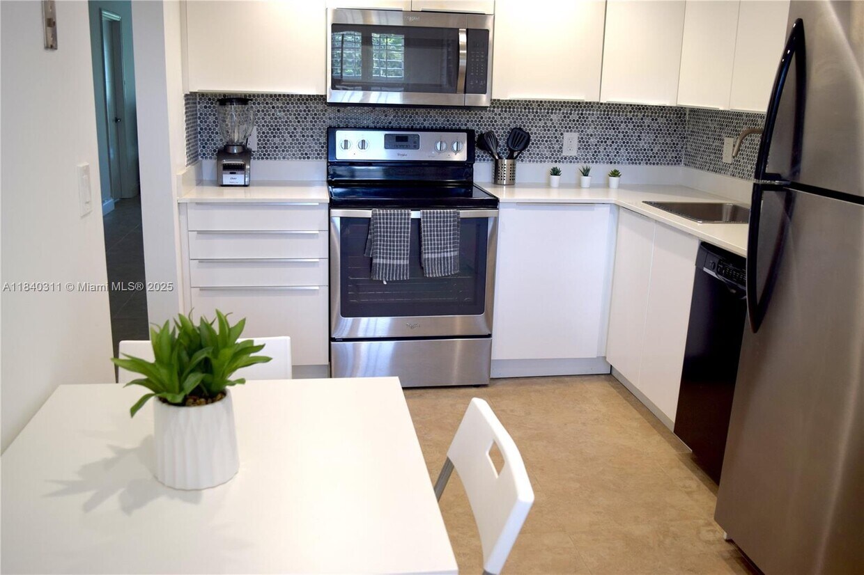 Foto principal - 3970 Oaks Clubhouse Dr