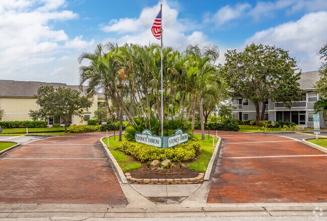 Foto del edificio - Stones Throw Condominium