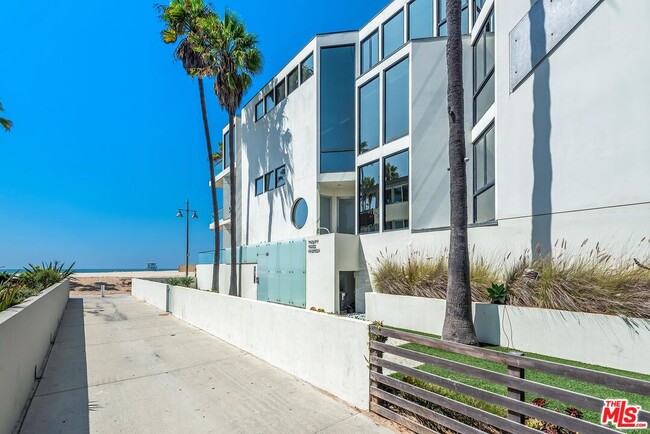 Building Photo - 2319 Ocean Front Walk