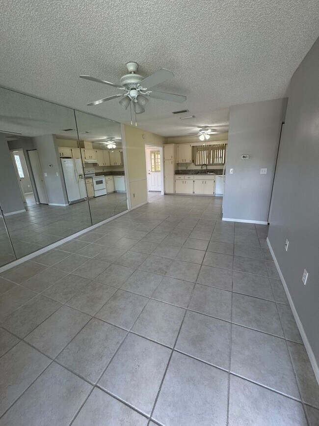Foto del edificio - Charming 2/1 Home in Oak Run 55+ Community...
