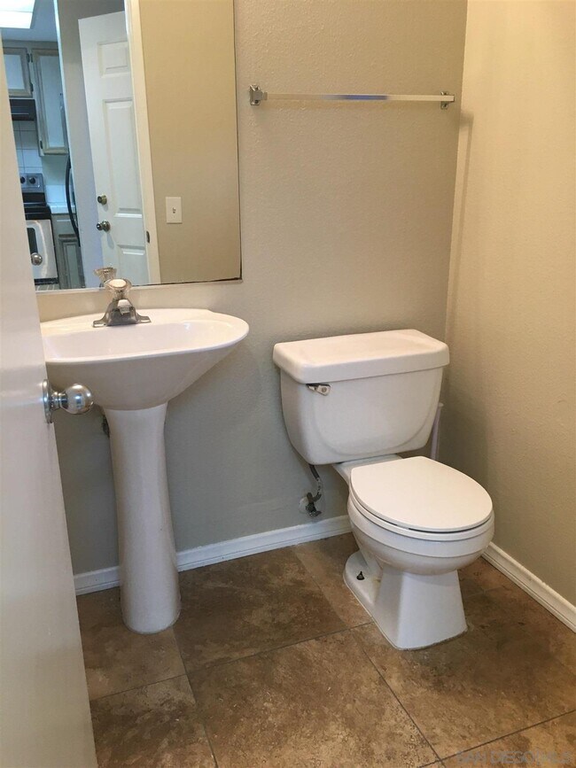 Building Photo - 2455 Kings View Cir