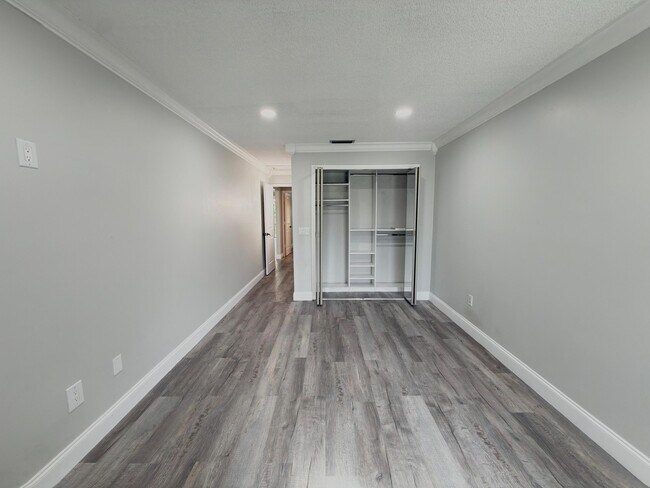 Foto del edificio - 5957 Forest Hill Blvd