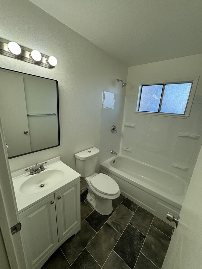 Building Photo - NICE SINGLE STORY HOME IN THE ROSEMONT AREA!