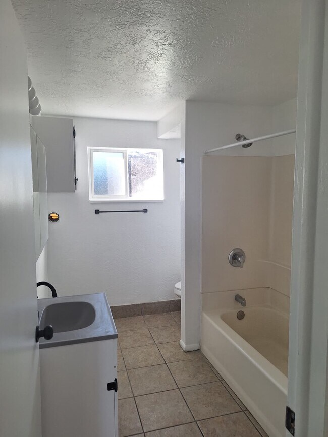 Foto del edificio - Roy 4-plex 2014