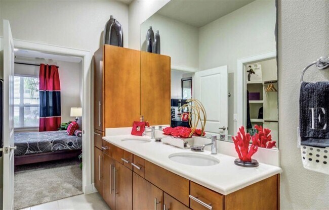 Building Photo - 1725 Cres Plaza Dr