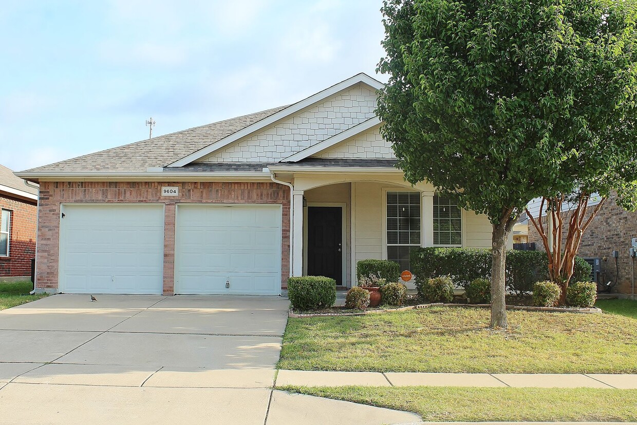 Primary Photo - Lovely 3/2/2 in White Settlement ISD For R...