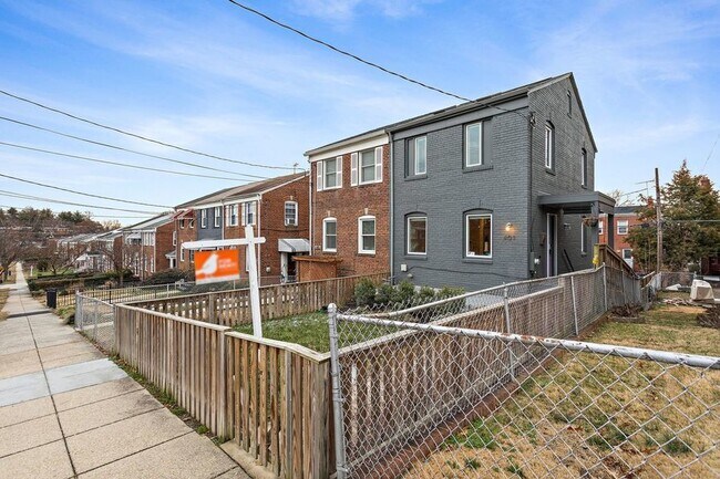 Building Photo - Gorgeous Three Bedroom Oasis Near Fort Tot...