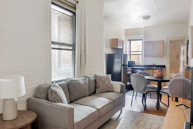 Building Photo - 440 W 45th St