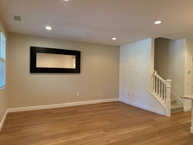 Foto del edificio - Beautiful 3bd 2.5 Bath Townhouse in Foothi...