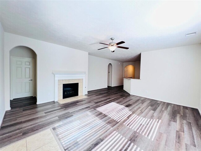 Foto del edificio - 6118 Summerfield Glade Ln