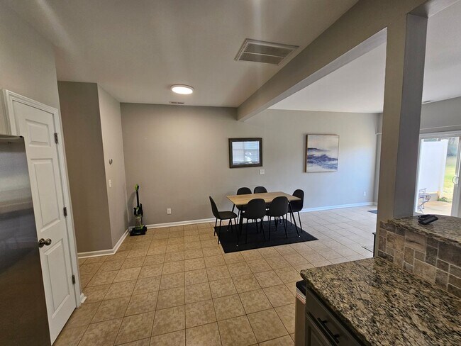 Foto del edificio - Nice Townhome!