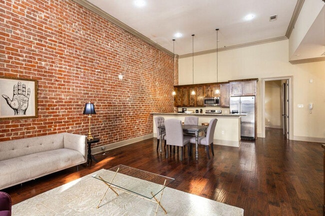 Building Photo - 30 Baronne St