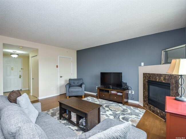 Building Photo - 242 Maple Ave