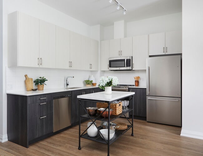 Photo du bâtiment - Beautiful NEW 2 Bedroom + Den in a NEW building!