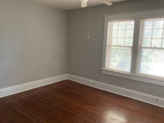 Building Photo - 1Bedroom/ 1 Bath Apartment on Fourth St.