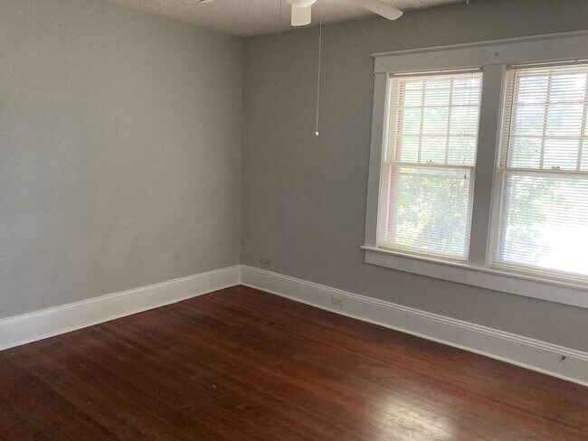 Foto del edificio - 1Bedroom/ 1 Bath Apartment on Fourth St.
