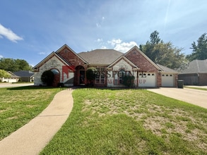 Building Photo - 1202 River Bend Dr