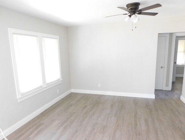 Foto del edificio - Price Reduction on this Newly Remodeled Ho...