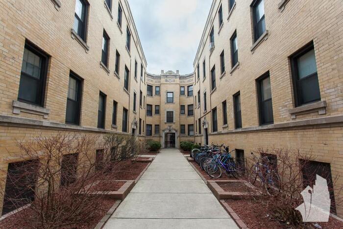Primary Photo - 427 W Belden Ave