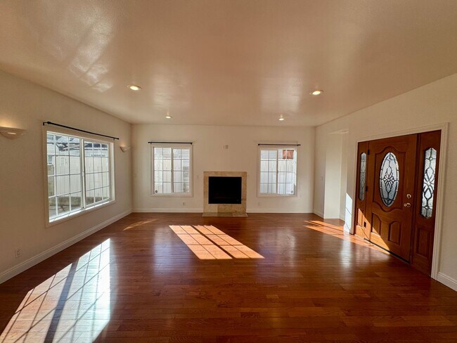 Foto del edificio - Beautifully Renovated 4 Bed 4 Bath House For Rent In Long Beach!