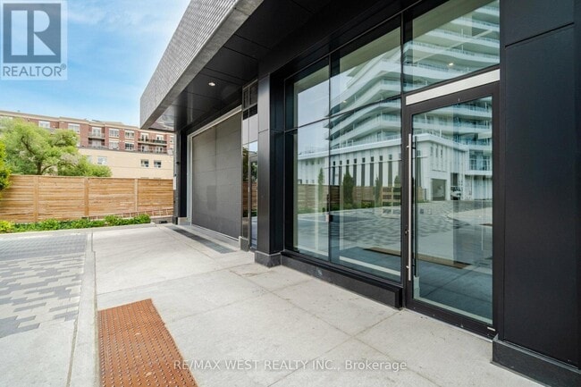 Building Photo - 4208 Dundas St W