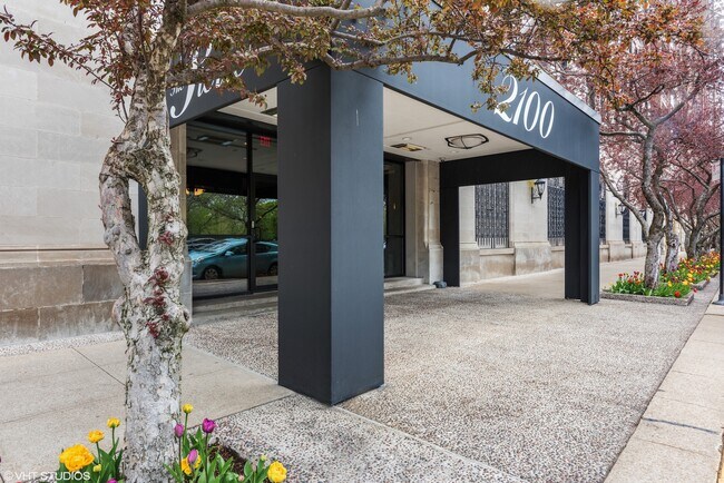 Building Photo - 2100 N Lincoln Park W