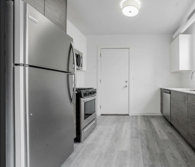 Building Photo - 1704 W Glenlake Ave