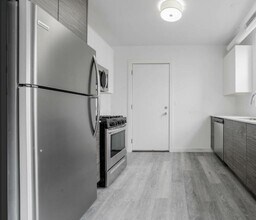 Building Photo - 1704 W Glenlake Ave