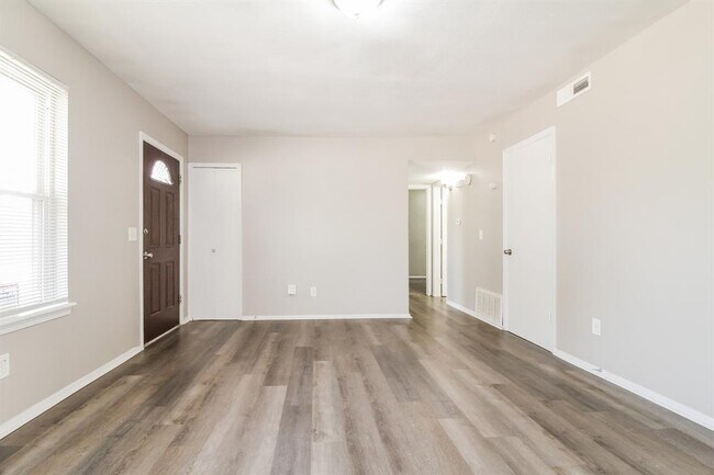 Building Photo - 613 Ramblin Oaks Dr