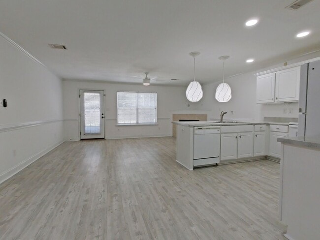 Building Photo - Available NOW- West Augusta Townhome with garage