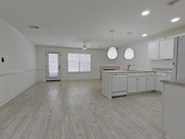 Foto del edificio - Available NOW- West Augusta Townhome with garage