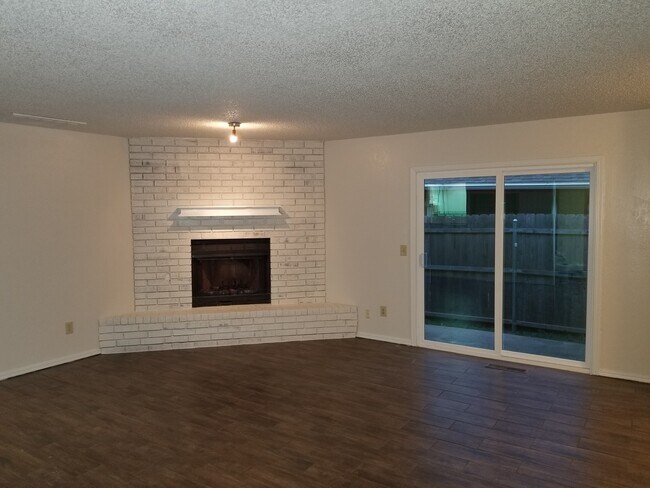 Living - 9023 N Rockwell Dr