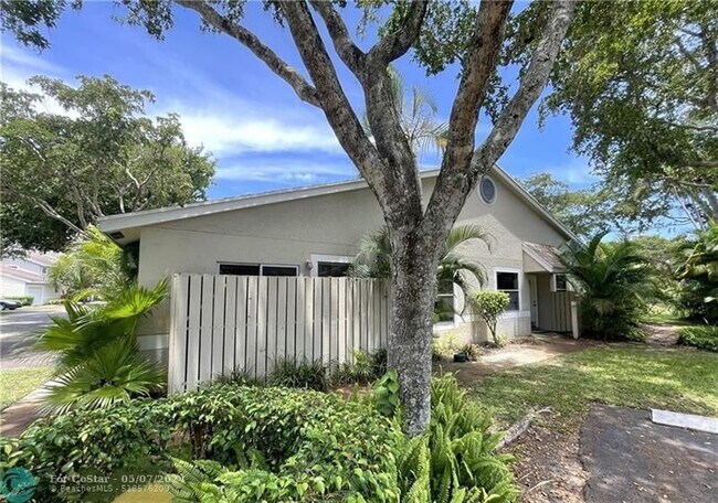 Building Photo - 1947 Discovery Cir E