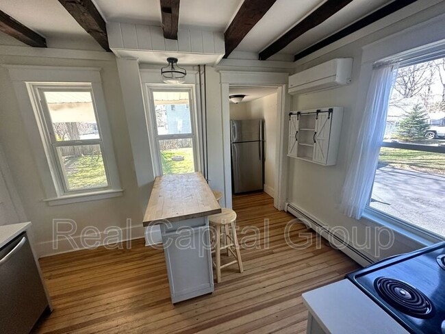 Building Photo - 376 Kenwood Ave