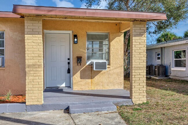 Building Photo - Charming Updated 1-Bedroom Home with Modern Kitchen & Cozy Front Patio