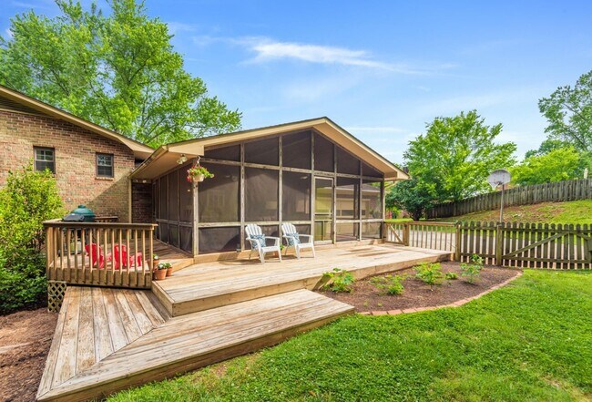 Building Photo - 4BR/ 3BA in West Hills + TWO 2-car garages, screened patio, fenced backyard