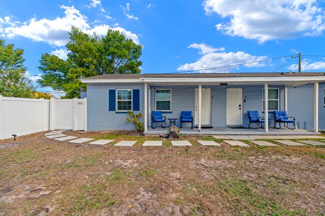 Front porch with porch chairs/table included to enjoy the fenced in backyard - 401 S Mars Ave