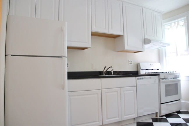 Building Photo - 12 Follen St